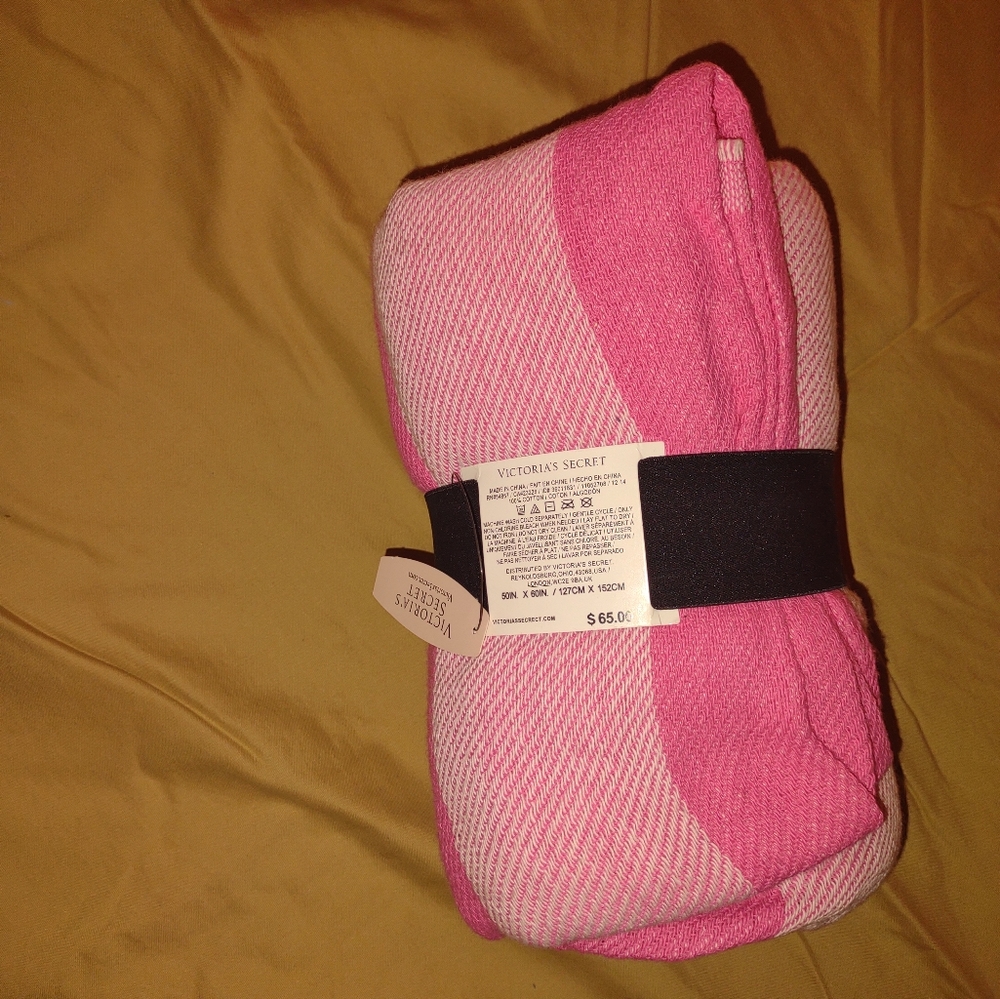 BUNDLE DEAL!!! Victorias Secret Limited Edition 2015 & 2017 Beach Blankets - Picture 5 of 14